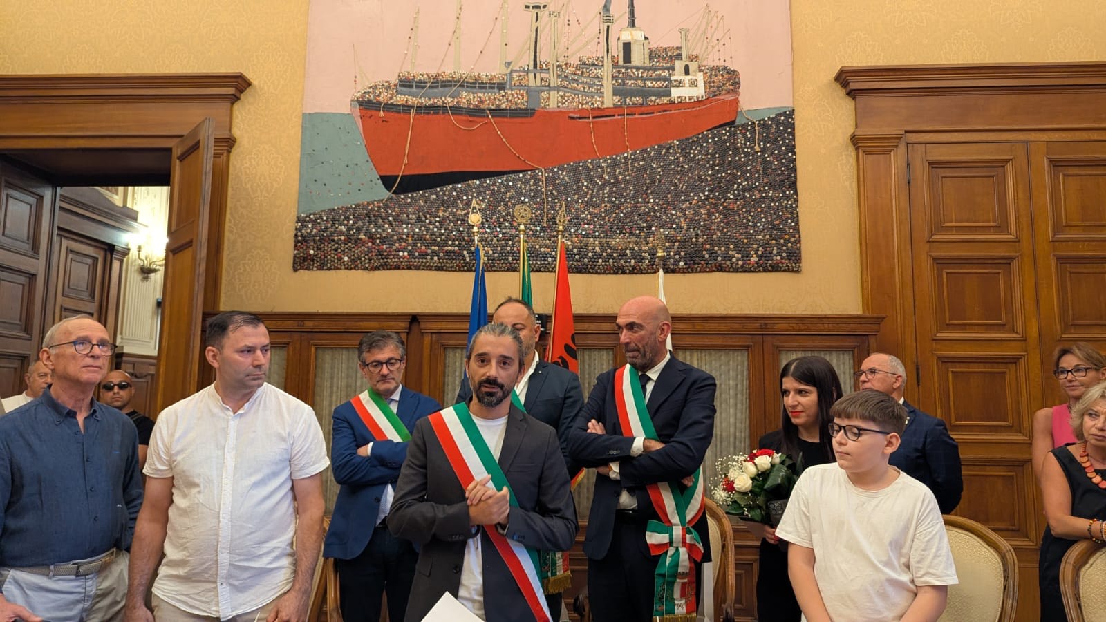 Galleria foto 'Bari, 34 anni fa l’arrivo della Vlora con 20mila cittadini albanesi: «Dimostrammo che qui nessuno è straniero»' - foto 6